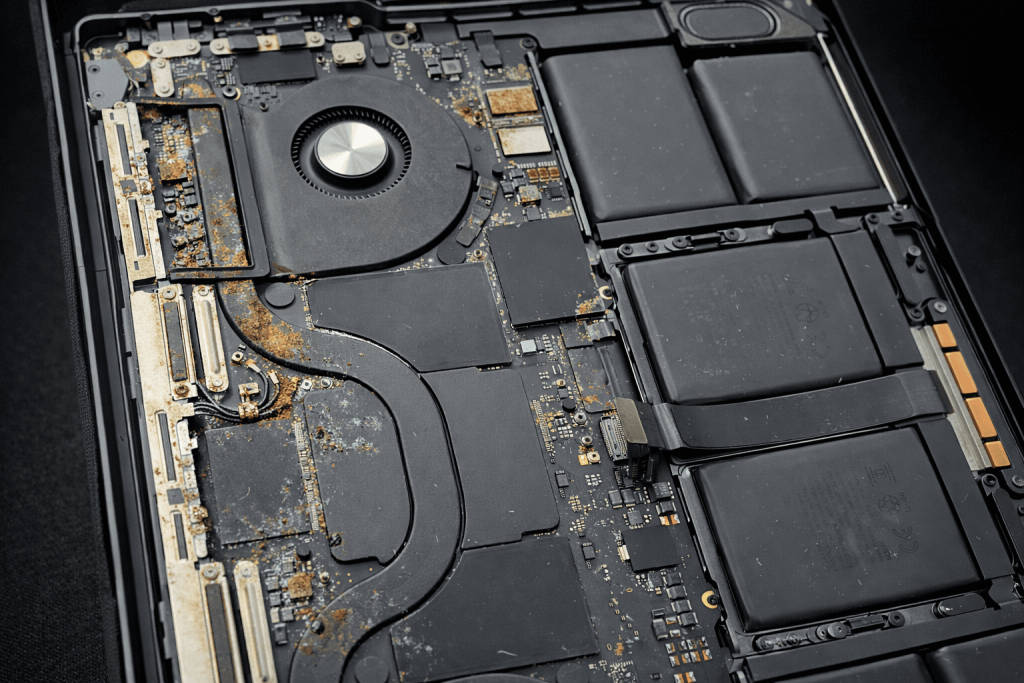 MacBook Pro M4 14 Caiu Líquido : Limpeza Técnica Imediata, Reparo Avançado