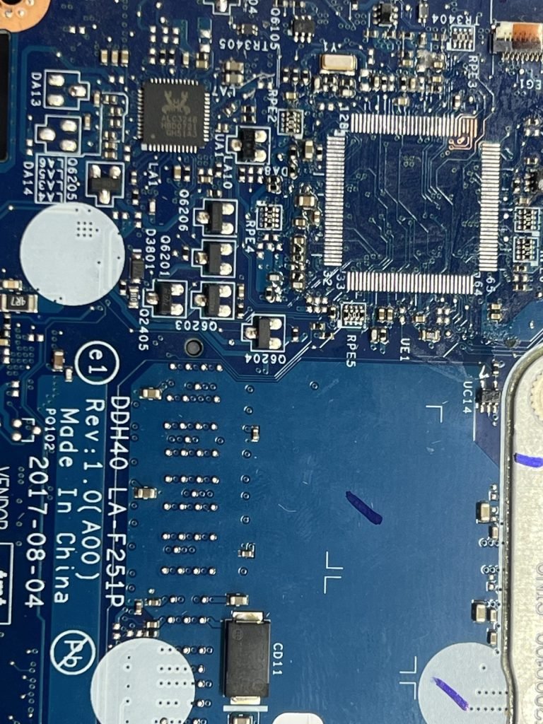 Notebook Dell P64G com Teclado Inoperante: Reparo Avançado em I/O Oxidado